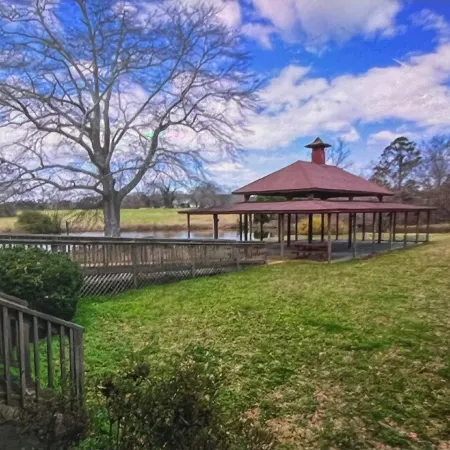 Lodge on the Lake Inside a Family Farm 2 or 5 Bedroom
