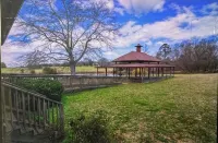 Lodge on the Lake Inside a Family Farm 2 or 5 Bedroom PaBella's Winery and Vineyard 주변 호텔