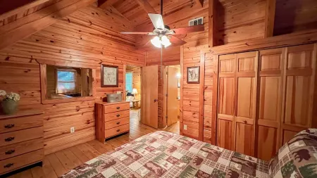 Visit Callaway's Fantasy in Lights with us at the Summit - Wifi and Hot Tub!