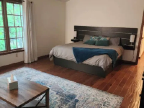 Centrally located retreat in Massanutten Resort. Hot tub and game room! Hotels in Massanutten