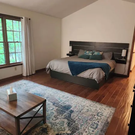 Centrally located retreat in Massanutten Resort. Hot tub and game room!