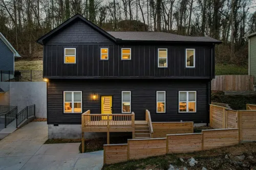 Sunshine on Hedgewood, 4 bedrooms 3 and a half baths. Minutes from Downtown Hotels in Red Bank