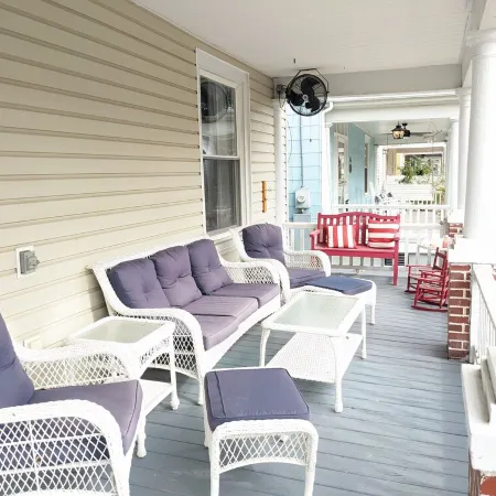 HGTV House! 2 Blocks to Beach- 2024 New Bathroom!