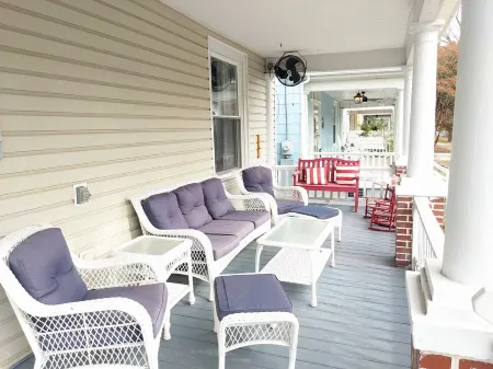 HGTV House! 2 Blocks to Beach- 2024 New Bathroom!