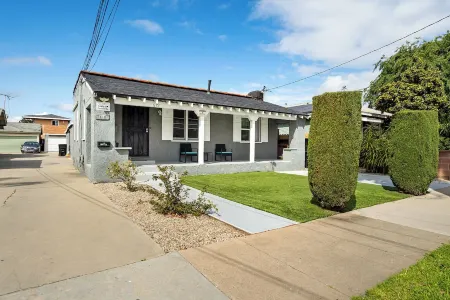 Classic Inglewood LAX Bungalow House Parking W/D Отели рядом с достопримечательностью «Inglewood Park Maintenance»