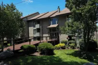 Cozy 2BR/2BA at Seven Springs Mtn Villas; sleeps 10 for ski, golf, play, relax! Hotels in 