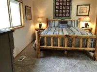 IN SUNRIVER-Beautiful, remodeled, 3BR/3BA, HotTub, 8SHARC Passes, Pets OK