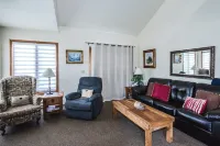 Unit #7 Cozy 2 Bed/2 Bath Condo on Golf Course with Hot tub/ Sauna/ Pool