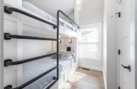 Phoebe’s Waterfront Lakehouse . Close to Mad River Mountain Skiing & Cranberry's