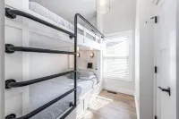 Phoebe’s Waterfront Lakehouse . Close to Mad River Mountain Skiing & Cranberry's Hotels in Stokes Township