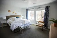 5 Bedroom & 5 Bathrooms Beautiful Washington Home. YEAR ROUND Pool access