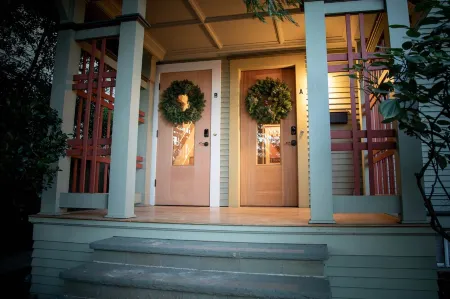 THE GREENLAKE BUNGALOW - center of seattle Отели рядом с достопримечательностью «Sakya Monastery of Tibetan Buddhism»