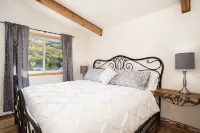 Fantastic Mountain Condo w/ Deck & Amazing Views, Near Shopping & On Bus Route!