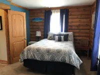 3 Br Log Cabin,  6 Miles West of Custer. Secluded and Ready for You and Your Pet Hotels near Iron Creek