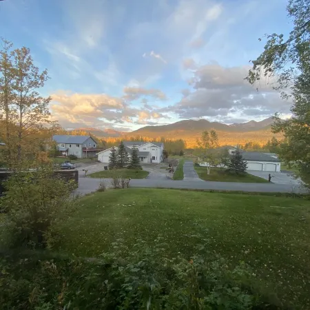 Luxury Alaska Retreat w/ Hot Tub, Rain Shower & Mountain/Ski Views • Sleeps 16