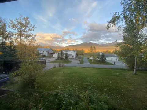 Hot Tub, Rain Room shower with Mountiain views of Ski Slopes nestled in nature.