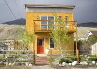 New to the Gardiner Market, 1 Block from Park Entrance