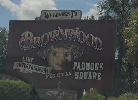 Our home is located in a great location between Brownwood and Lake Sumter Отели в г. Те-Виллиджис