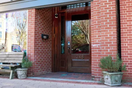 Downtown Historic New Bern Apartment Next door to Birthplace of Pepsi Отели рядом с достопримечательностью «The Boathouse»