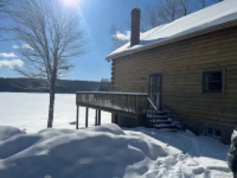 Relaxing waterfront cabin getaway in the Groton State Forest