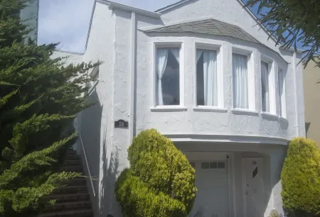 Sunny 1920s Gem – Free Parking, No Chores! Отели рядом с достопримечательностью «Дэвидсон, Маунт»