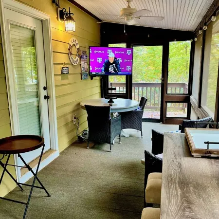 All Decked Out- Elegant Pickwick Lake Living,  Sleeps 10
