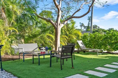 Pineapple Cottage- 5 Min to Beach!