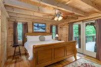 Bear Creek Cabin! Hot Tub+Fire Pit, Fireplace, Mtn Lodge, Private, WiFi, Grill! 사우스 토프트 호텔