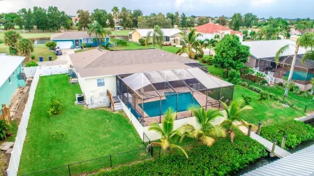 The Palm Tree  Waterfront -  Pool Home - Free Heated pool- Pool Table - kayaks Отели в г. Apollo Beach