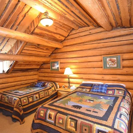 Top Rated Charming MT Cabin w Hot Tub, 10min Dwtn, MSU, 1hr Big Sky/Yellowstone