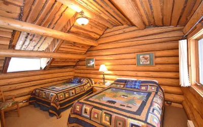 Top Rated Charming MT Cabin w Hot Tub, 10min Dwtn, MSU, 1hr Big Sky/Yellowstone