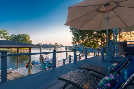 New Orleans Area 5BR 3.5ba with Gourmet Kitchen and Private Boat Dock