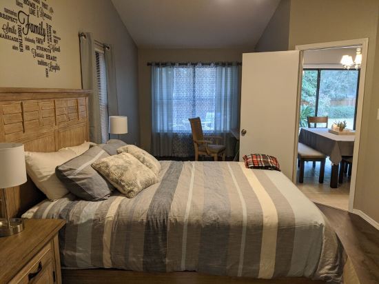 Casey's Corner - Convenient to I-10, Airport, Downtown, Colleges, Beaches, +more