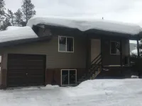 Western themed Cabin in Quiet neighborhood - 1 mile to Yellowstone Park! - balcony
