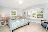 Beautiful Indian Rocks Beach Pool Home, 6 Seat golf cart included.