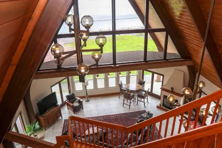 Huge Lakefront A-frame on Owasco, 4 king bedrooms, 5 bathrooms, Sleeps 10-12 Отели в г. Флеминг