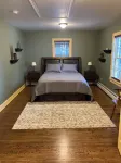 “Carriage House” Walking Distance Private 5 Acres.