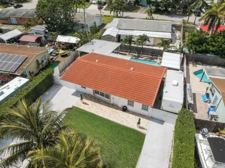 Stunning Home with a HEATED POOL 4 miles to the beach! Отели рядом с достопримечательностью «Laguna Bay Nursery Inc»