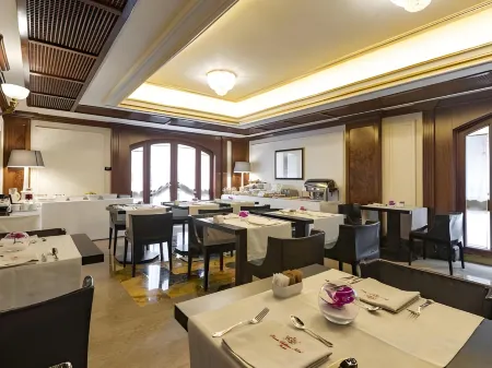 River Chateau Hotel Отели рядом с достопримечательностью «Via Don Carlo Gnocchi»