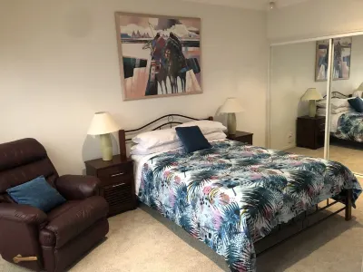 Our extra large apartment in the centre of  the historic seaport of Williamstown Hotel dekat Jawbone Flora and Fauna Reserve