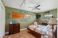 Waterfront Bungalow with private mooring, slip, kayaks, deep water canal