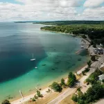 Stillwater Cottage - lakefront with chefs kitchen, fireplace, firepit Các khách sạn ở Leelanau Township