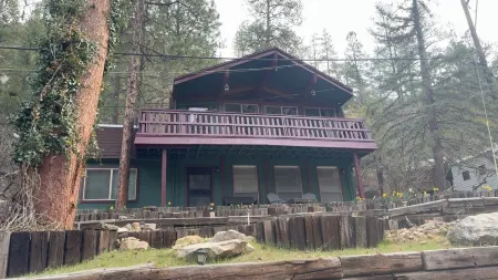 Oak Creek Retreat - Cozy Cabin by the River. Fish Hike Swim Pets OK Отели рядом с достопримечательностью «Парк штата Слайд Рок»