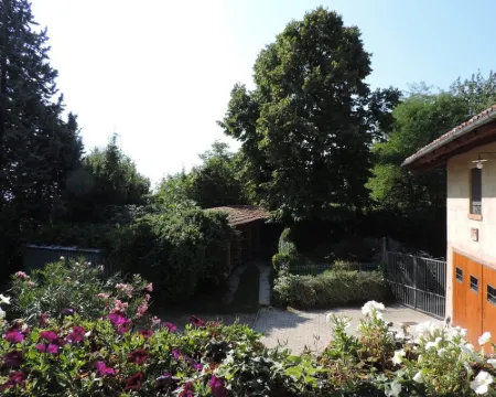 Isolated on hill, flat with terrace,garden among romanesque art,quiet,nature Hotels in Cocconato
