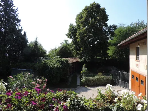 Isolated on hill, flat with terrace,garden among romanesque art,quiet,nature Hotels in Cocconato