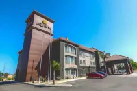 La Quinta Inn & Suites by Wyndham Fowler Hotels in Selma