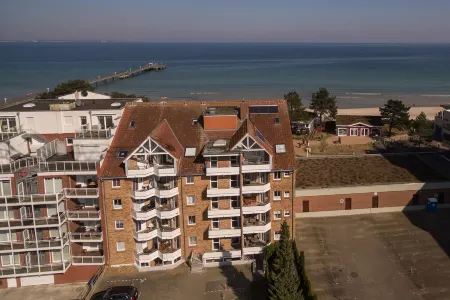 1 beach location, next to a park, with swimming pool, game room Отели рядом с достопримечательностью «Scharbeutzer Strand Ostsee»