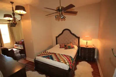 In the Heart of Historic Downtown Paris KY Hotel di 