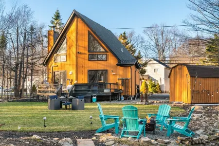 Pet Friendly, Pocono Chalet, Lake Community