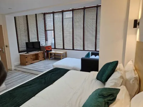 Crown House - 2-Star